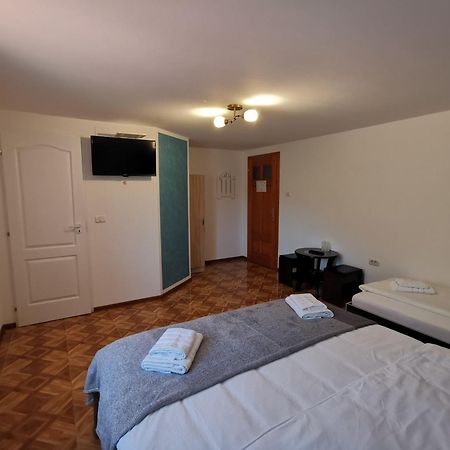 Apartamento Casa Cecilia Costeşti Exterior foto